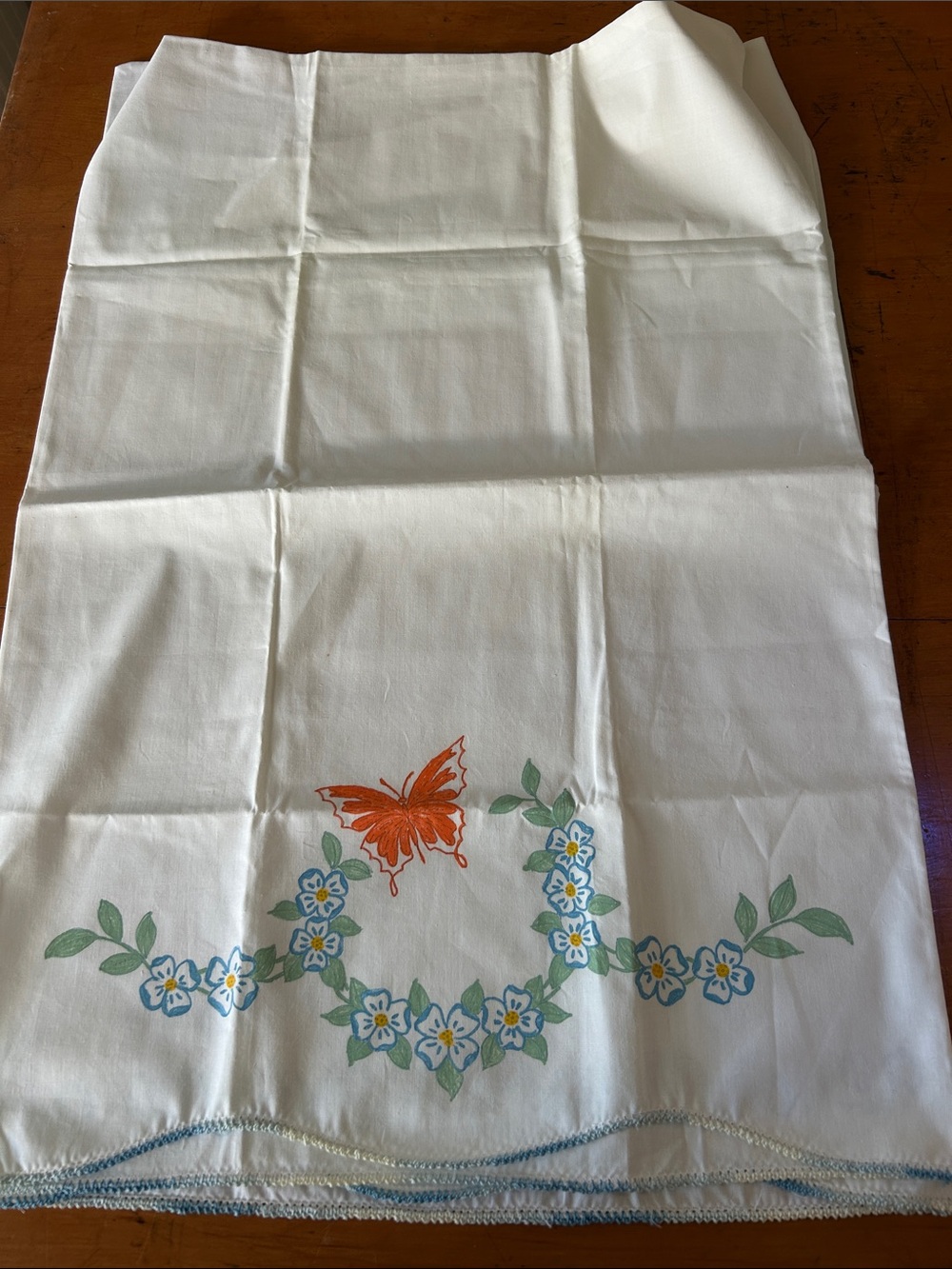 Vintage white pillowcase set Butterflies & Flowers paint and embroidered 1970s - Picture 5 of 6